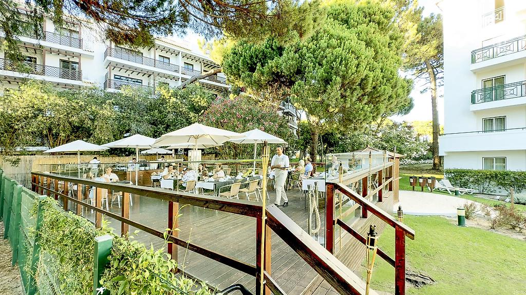 AP Victoria Sports & Beach Hotel, Außenterrasse des Grillrestaurants mit Tischen und Stühlen im Freien.