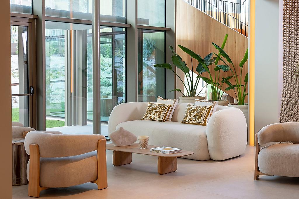 Legacy Ithos, Blick durch die moderne Hotel-Lobby mit Blick auf den Rezeptionsbereich und geschmackvolle Möbel
