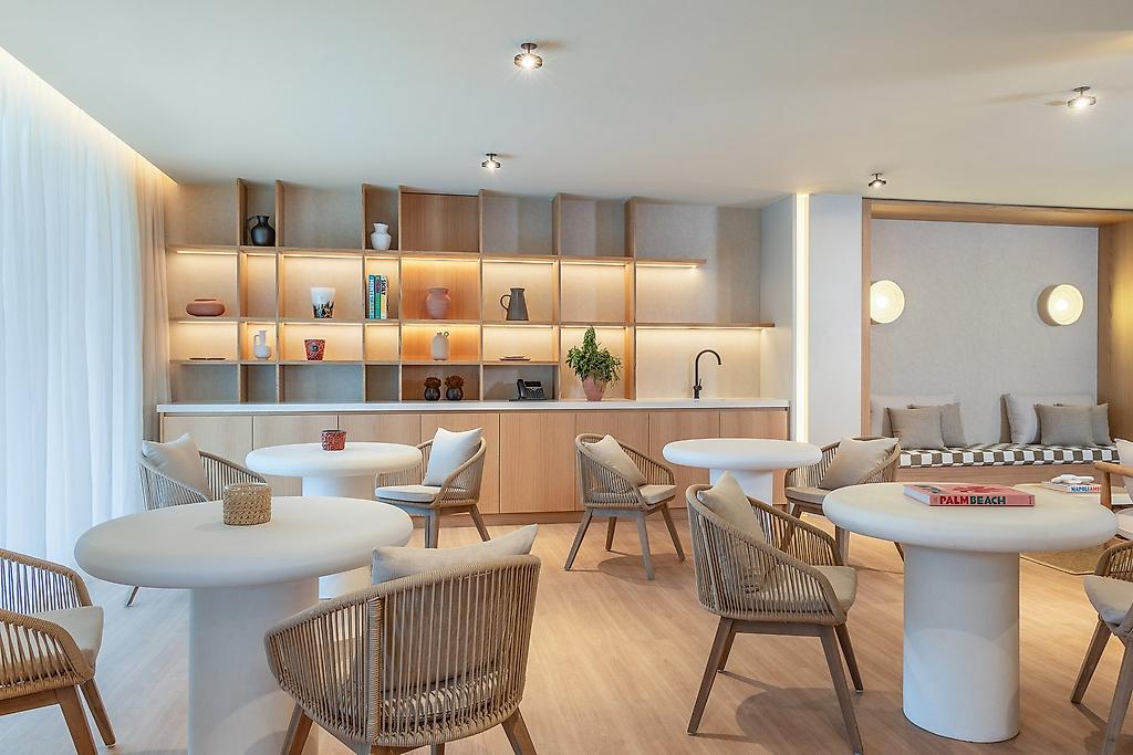 Legacy Ithos, Elegante Hotel-Lobby mit gemütlichem Loungebereich und stilvollem Beleuchtungskonzept