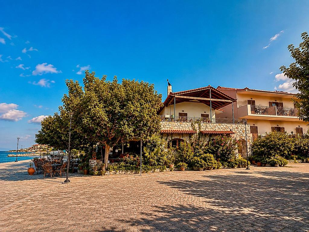 Xenios Apartments, Vorderansicht des Hotelgebäudes mit hellen Fassaden und Balkonen.