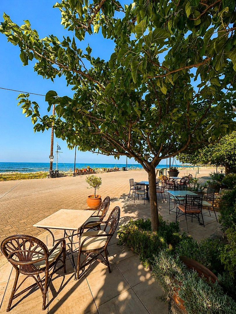 Xenios Apartments, Innenbereich des Gastraums mit hellen Möbeln und mediterranem Flair.