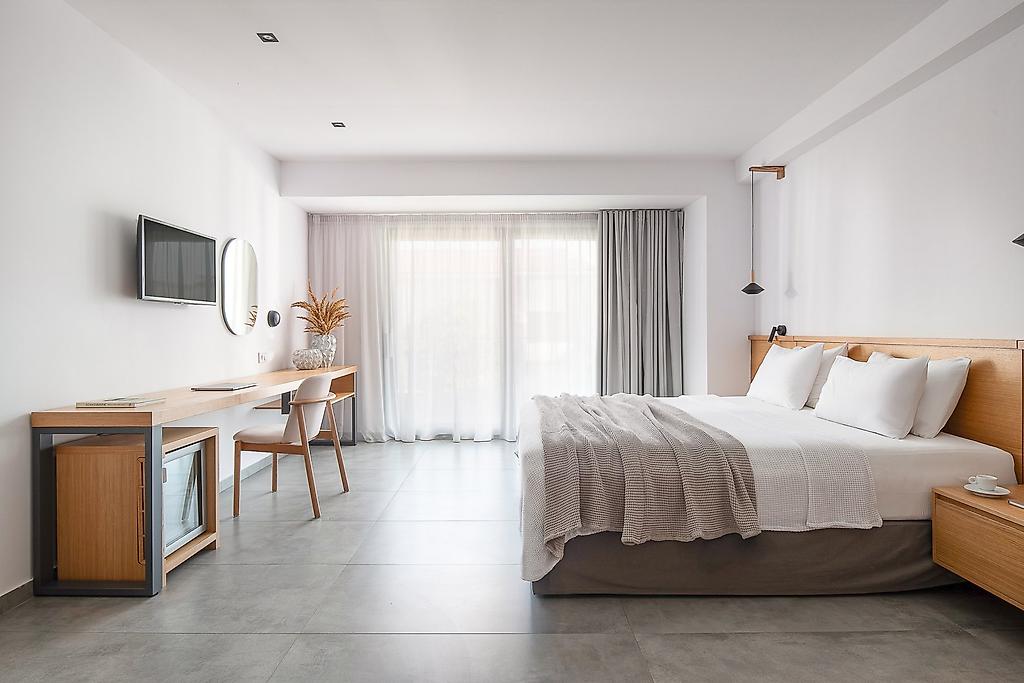 The Oak Hotel, Geräumige Deluxe-Suite mit großem Doppelbett, Sitzecke und geschmackvollem Interieur