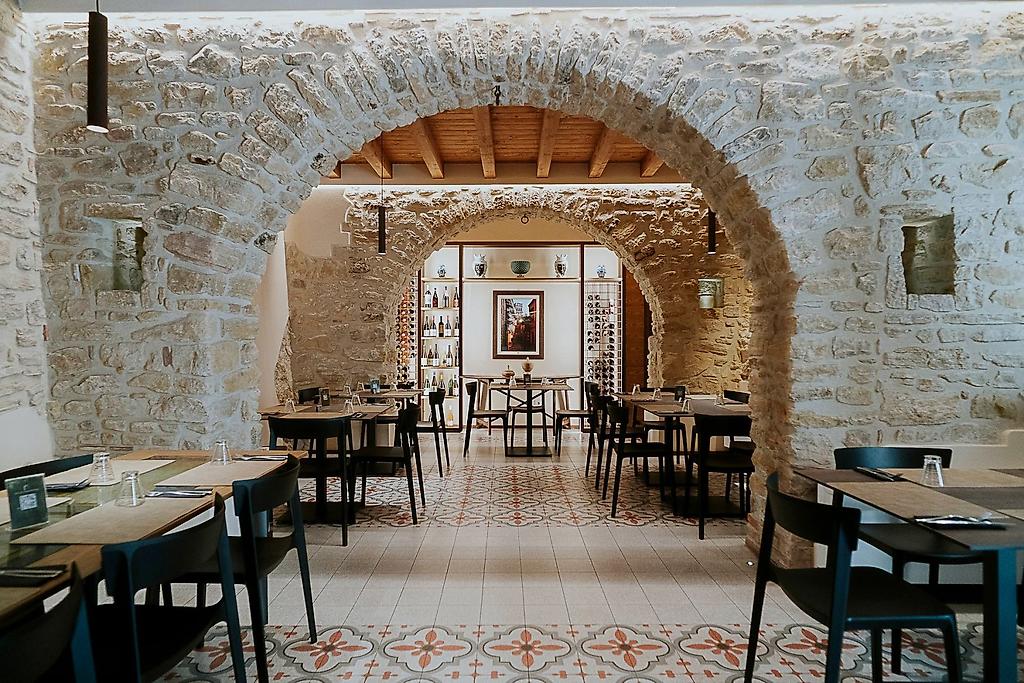 Baglio Tramontana, Pizzeria des Hotels mit gemütlichen Tischen