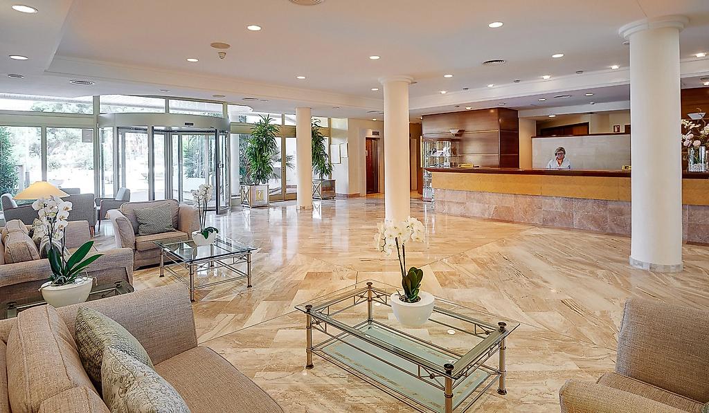 Hipotels Dunas Cala Millor, Moderne Lobby mit Sitzbereichen und Empfang.