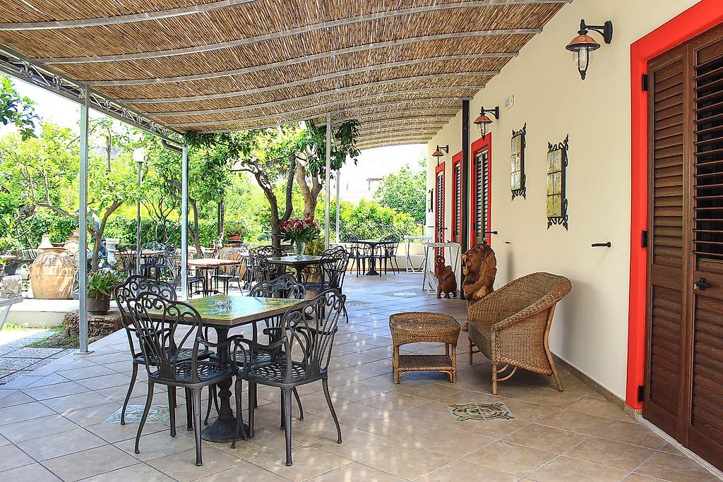 Hotel Oriente, Terrasse des Hotels mit Sitzgelegenheiten