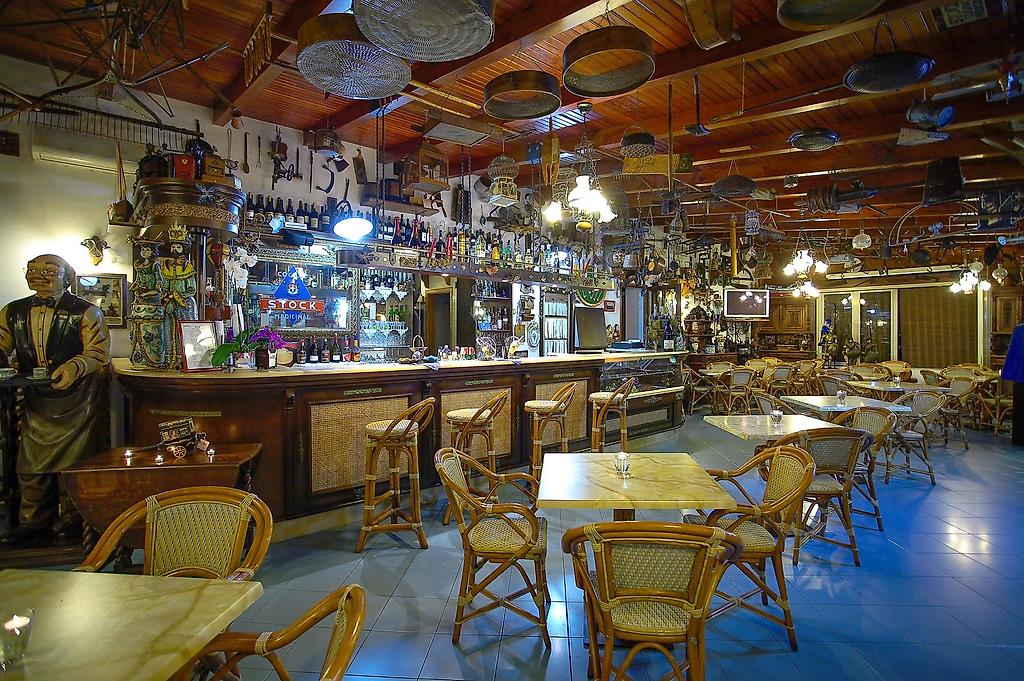 Hotel Oriente, Hotelbar mit Sitzbereichen und Getränkeauswahl