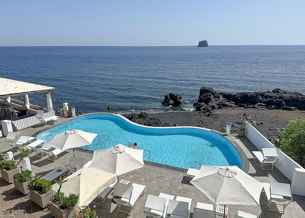 Hotel Villaggio Stromboli, Swimmingpool des Hotels in Catania mit Sonnendeck