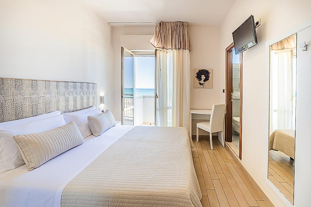 Hotel Soraya, Helles Hotelzimmer mit Meeresblick