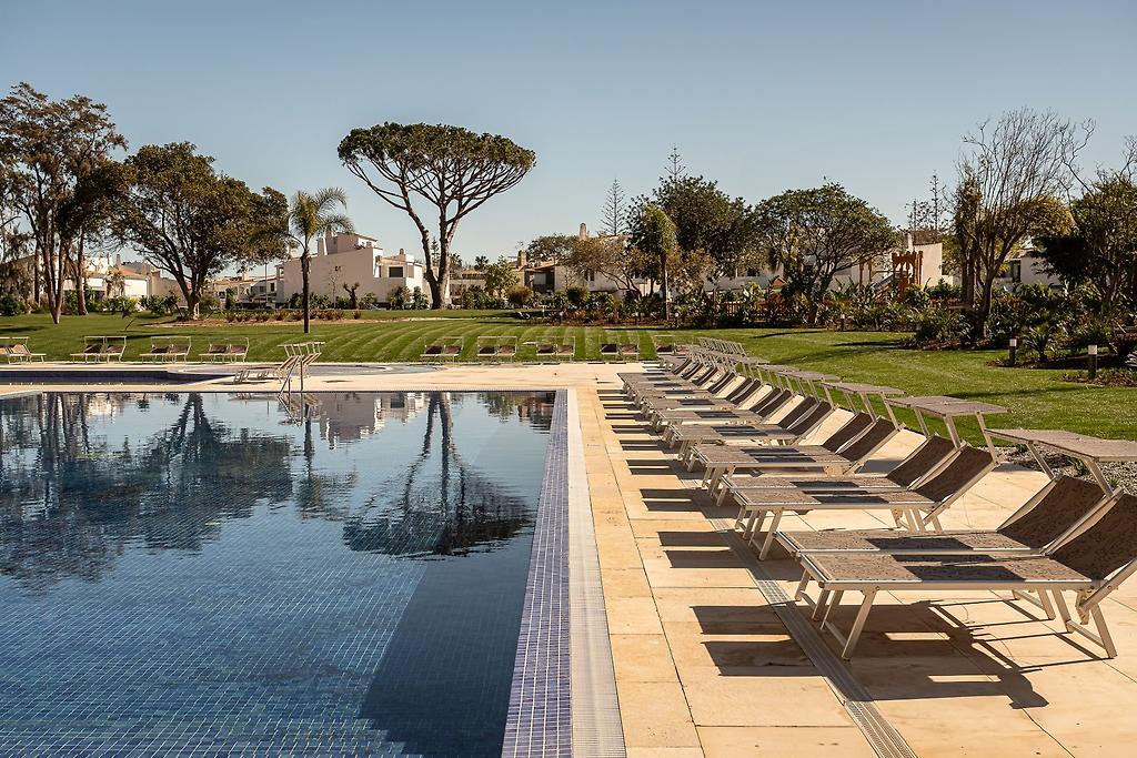Hyatt Regency Vilamoura Algarve, Freibad und Poolbereich des Hotels mit Liegestühlen