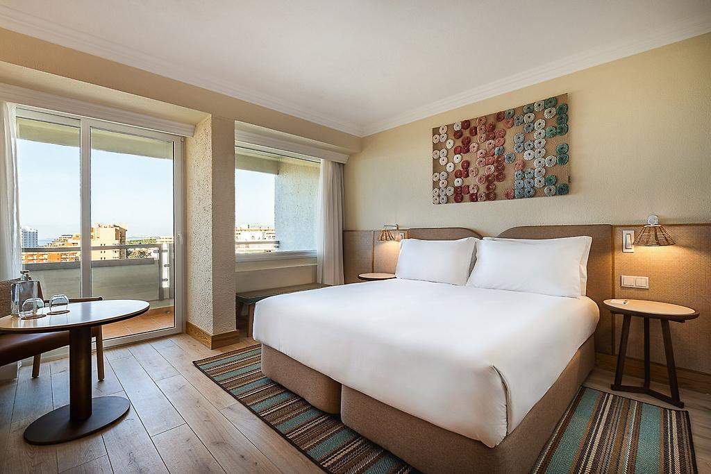 Hyatt Regency Vilamoura Algarve, Hell eingerichtetes Hotelzimmer mit Doppelbett