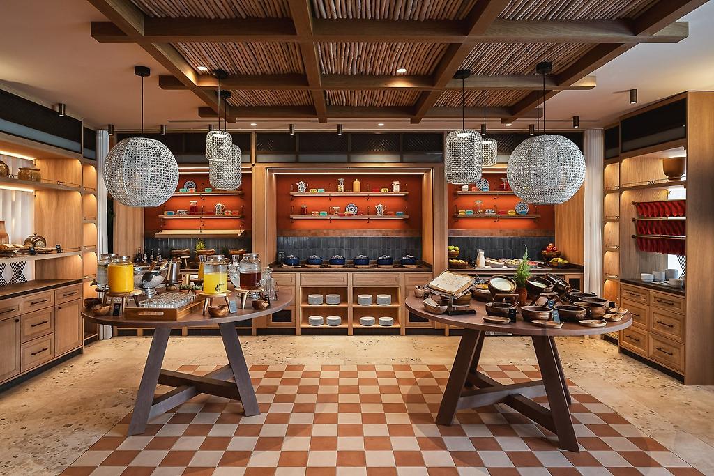 Hyatt Regency Vilamoura Algarve, Heller Speisesaal des Hotelrestaurants mit gedeckten Tischen