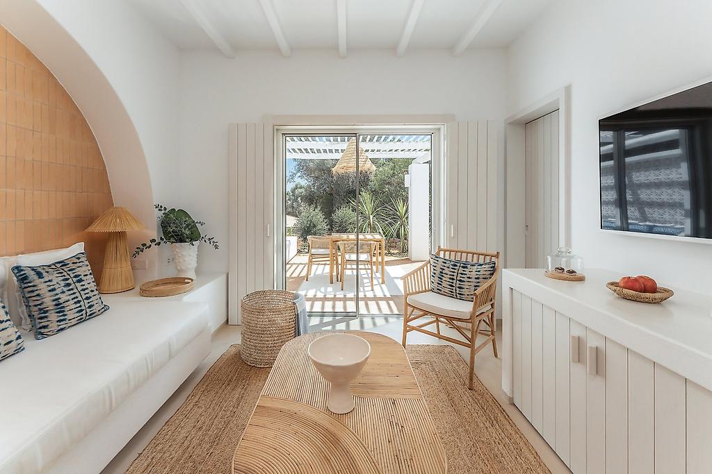 Octant Hotels Vila Monte, Großzügige Pool-Suite mit modernem Doppelbett, direktem Zugang zur Terrasse und privatem Außenpool.