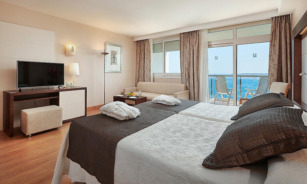 Hipotels Eurotel Punta Rotja & SPA, Geräumige Junior-Suite mit kombiniertem Wohn- und Schlafbereich.