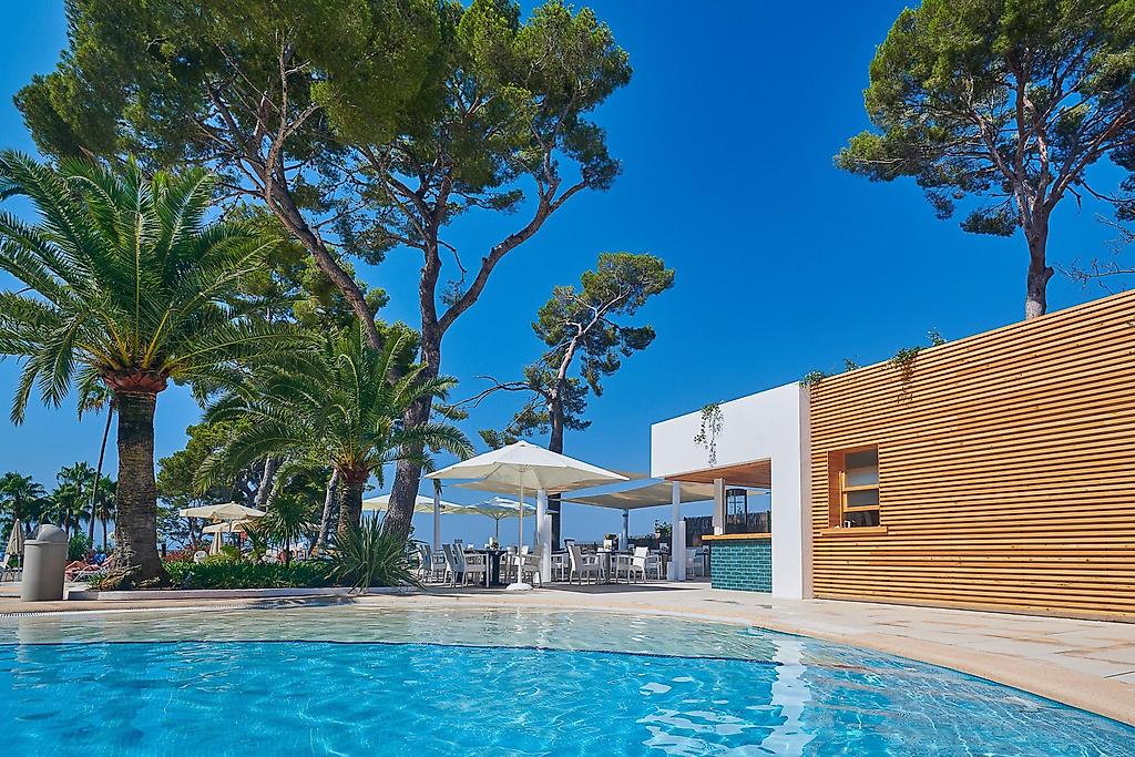 Hipotels Eurotel Punta Rotja & SPA, Abendliche Beleuchtung am Pool.