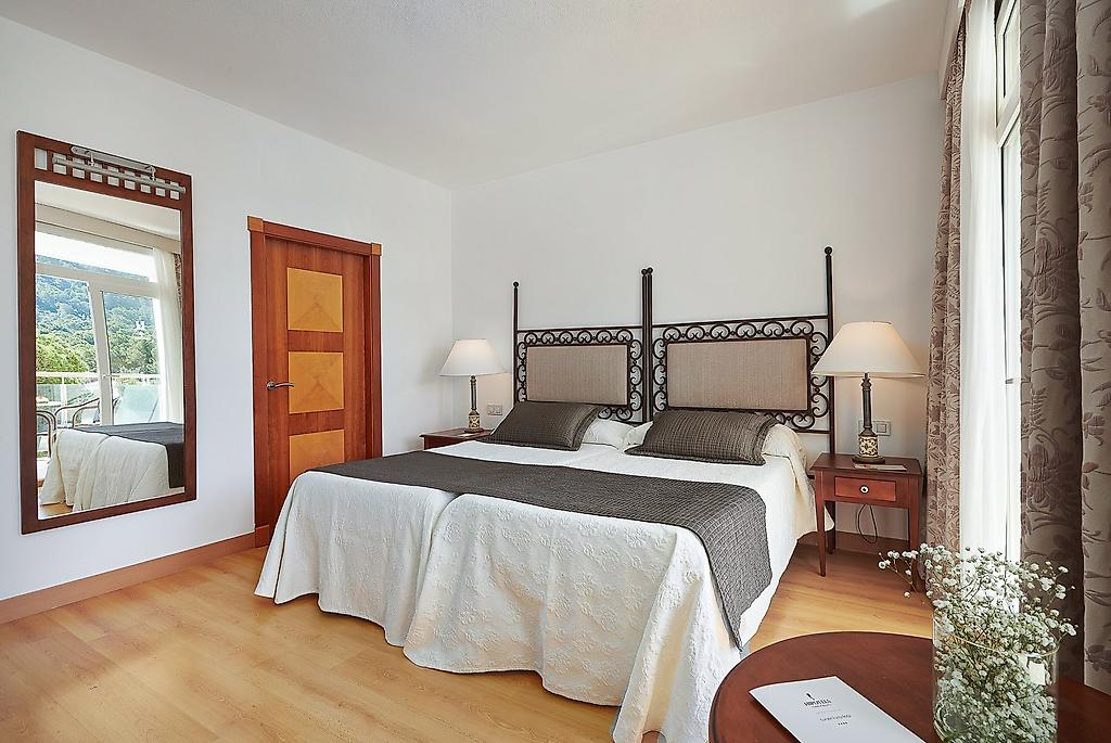 Hipotels Eurotel Punta Rotja & SPA, Standard-Doppelzimmer in hellem Design.
