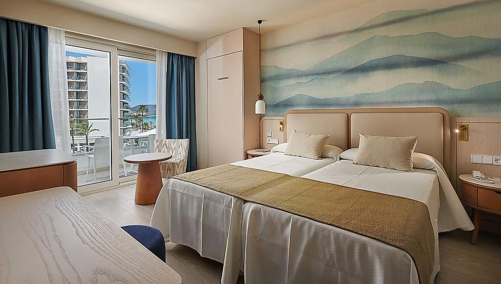 Hipotels Flamenco, Modernes Zimmer mit Doppelbett und ruhiger Farbgebung.