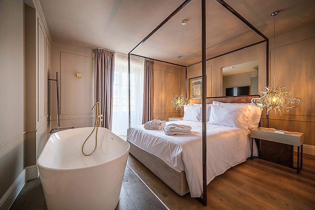 Azores Book Hotel, Elegante Suite mit separatem Sitz- und Wohnbereich.