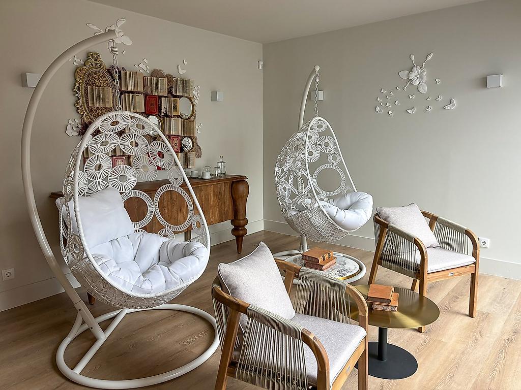 Azores Book Hotel, Heller Eingangsbereich des Hotels mit Rezeption und Lobby.