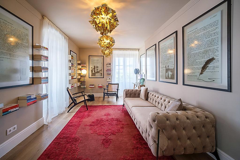 Azores Book Hotel, Empfangsbereich der Lobby mit Sitzmöglichkeiten für Gäste.