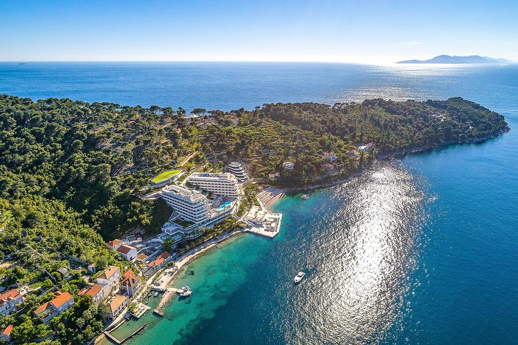 Hilton Lopud Beach Resort & Spa, Hotelgebäude in Kroatien mit Blick auf die Umgebung