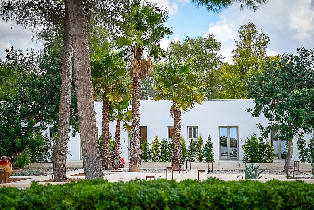 Masseria Scianne, Außenansicht der Hotelanlage mit mediterraner Architektur in Apulien