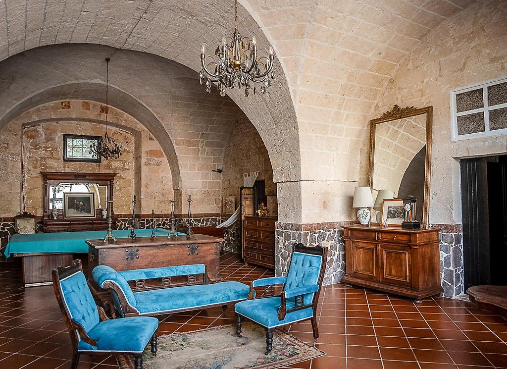 Masseria Scianne, Heller Innenbereich und Flur des Hotels in Apulien