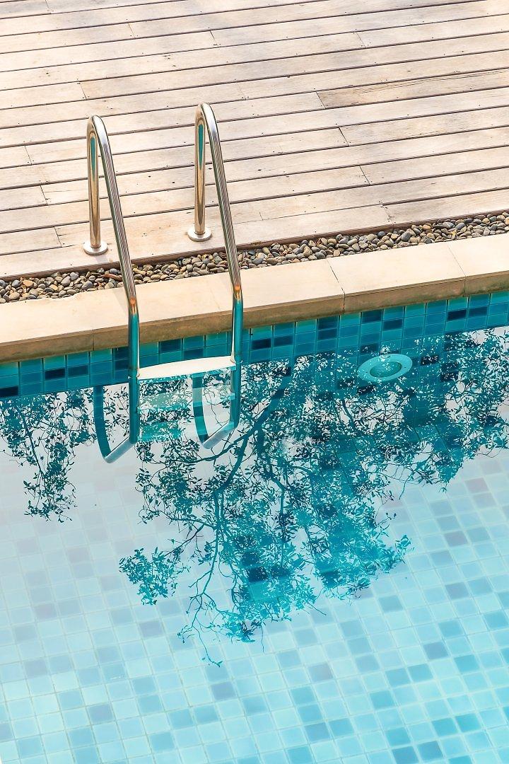 Masseria Scianne, Blick über den Swimmingpool der Hotelanlage in Apulien