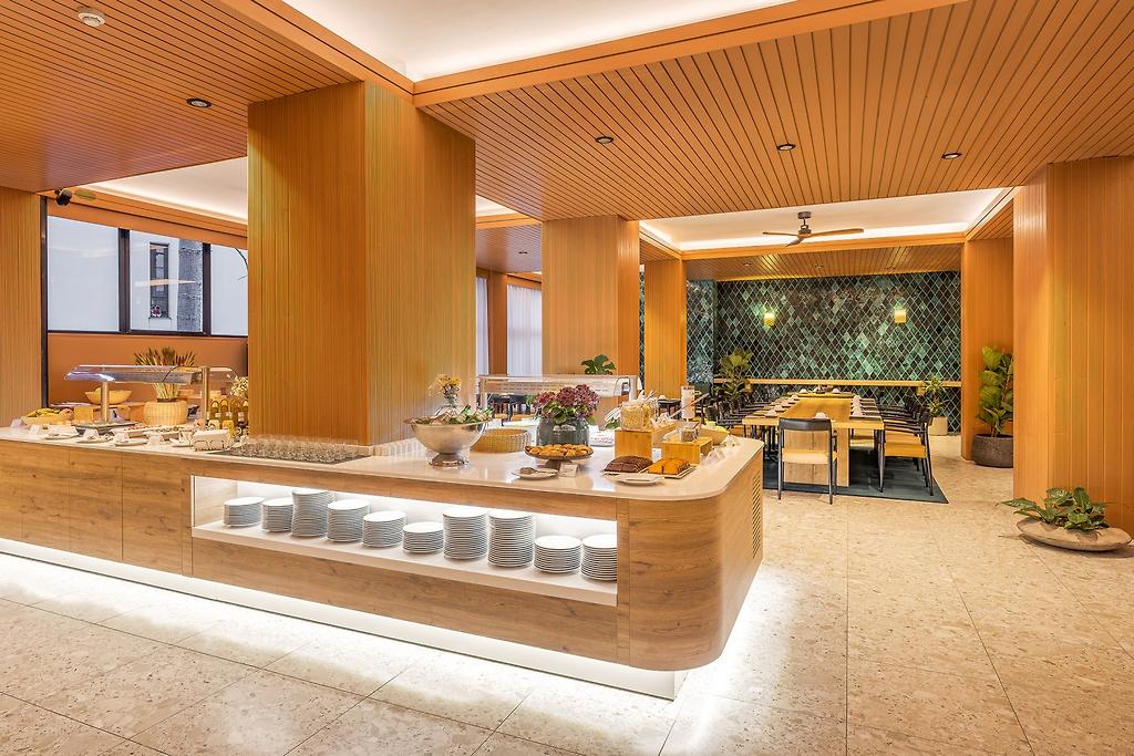 The Editory Garden Carmo Funchal, Hauptrestaurant mit ansprechender Tischdekoration auf Madeira