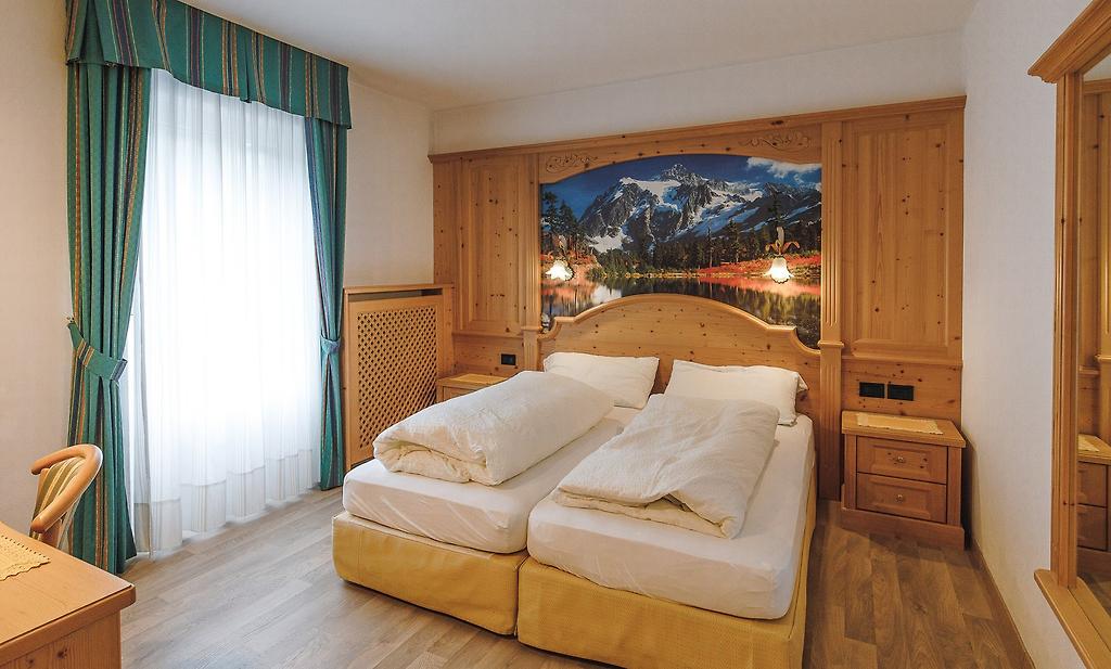 Sayonara - Nature & Wellness Hotel, Geräumiges Superior-Zimmer mit gemütlicher Sitzecke in Südtirol