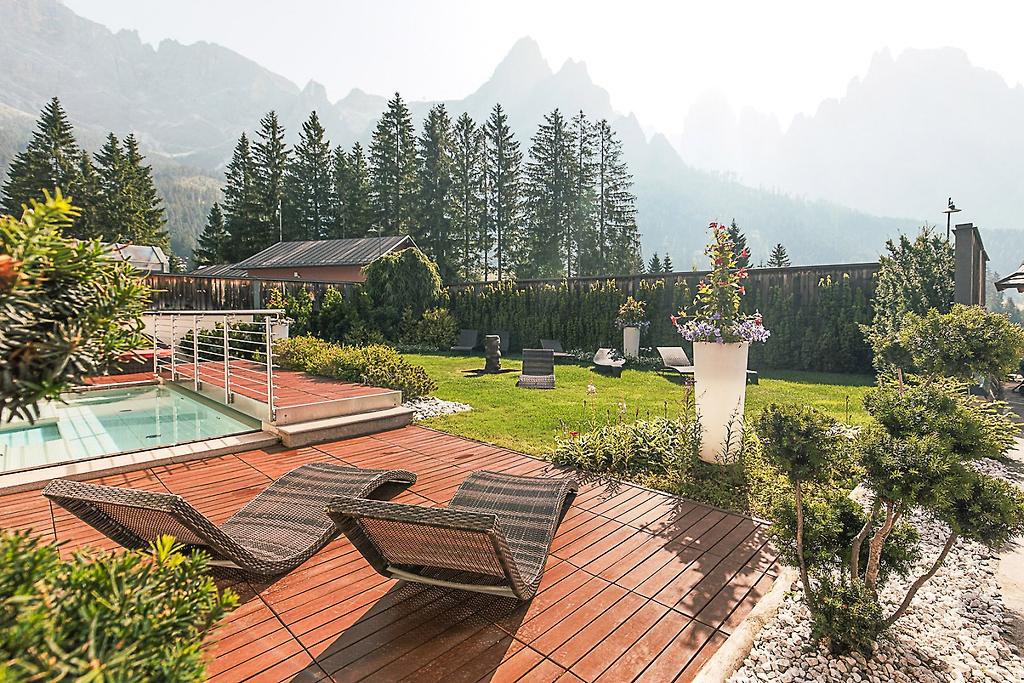 Sayonara - Nature & Wellness Hotel, Panoramapool mit freiem Blick auf die umliegenden Berge in Südtirol