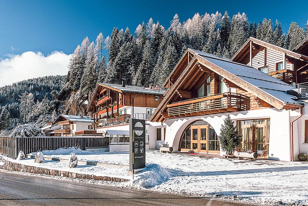 Sayonara - Nature & Wellness Hotel, Das Hotel im winterlichen Ambiente mit verschneiten Bergen in Südtirol