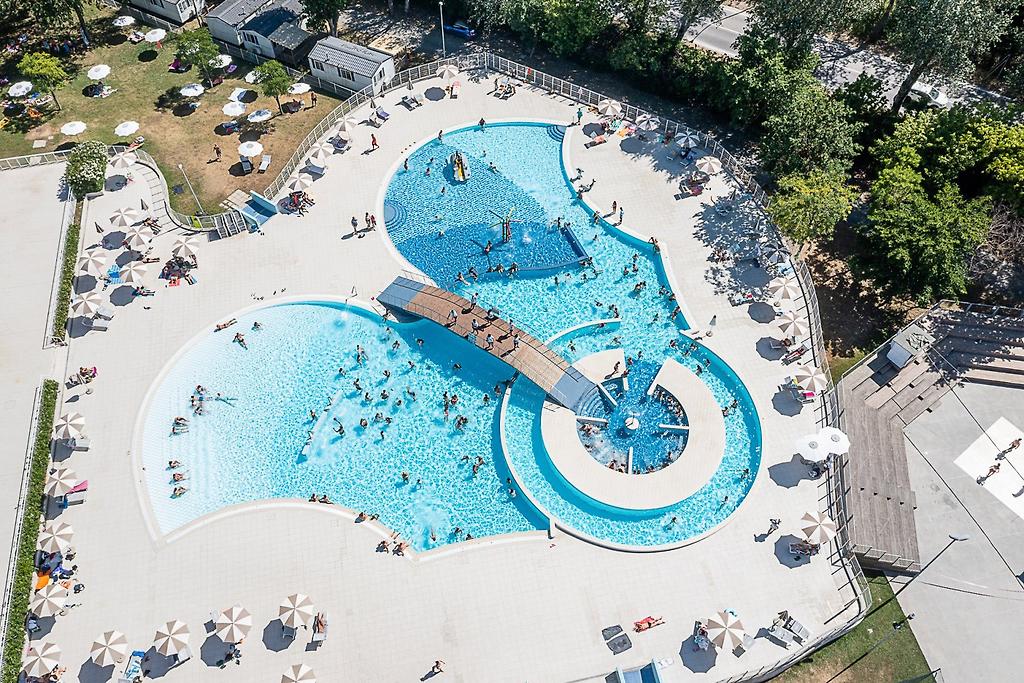 Adriano Family Collection, Großzügige Poollandschaft mit Rutschen und Liegen in der Emilia-Romagna