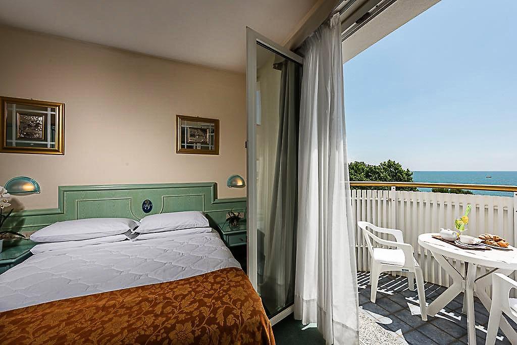 Hotel Salus, Doppelzimmer der Kategorie Classic mit seitlichem Meerblick in der Region Venedig