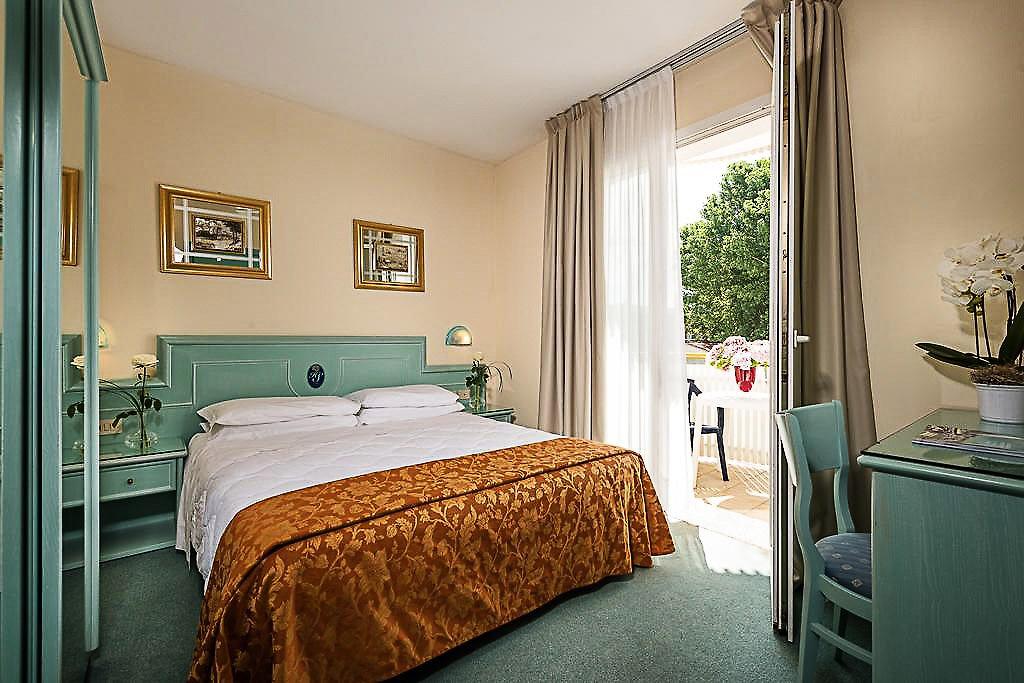 Hotel Salus, Doppelzimmer mit direktem Blick auf den Pool in der Region Venedig
