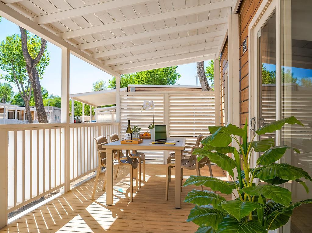 Rimini Family Resort, Veranda einer Deluxe-Lodge