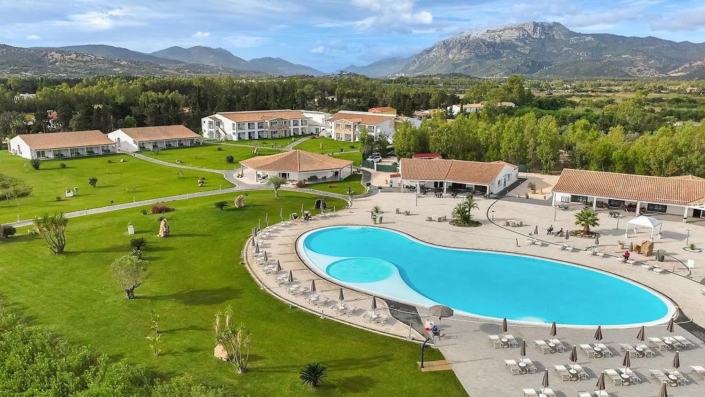 Hotel S’Arena Beach, Rasenfläche am Swimmingpool mit Sonnenliegen und Sonnenschirmen