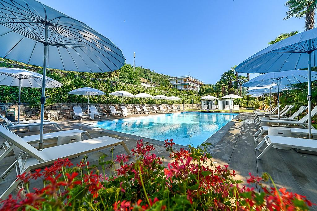 Hotel Villa Paradiso, Hotelpool mit Liegen und Sonnenschirmen