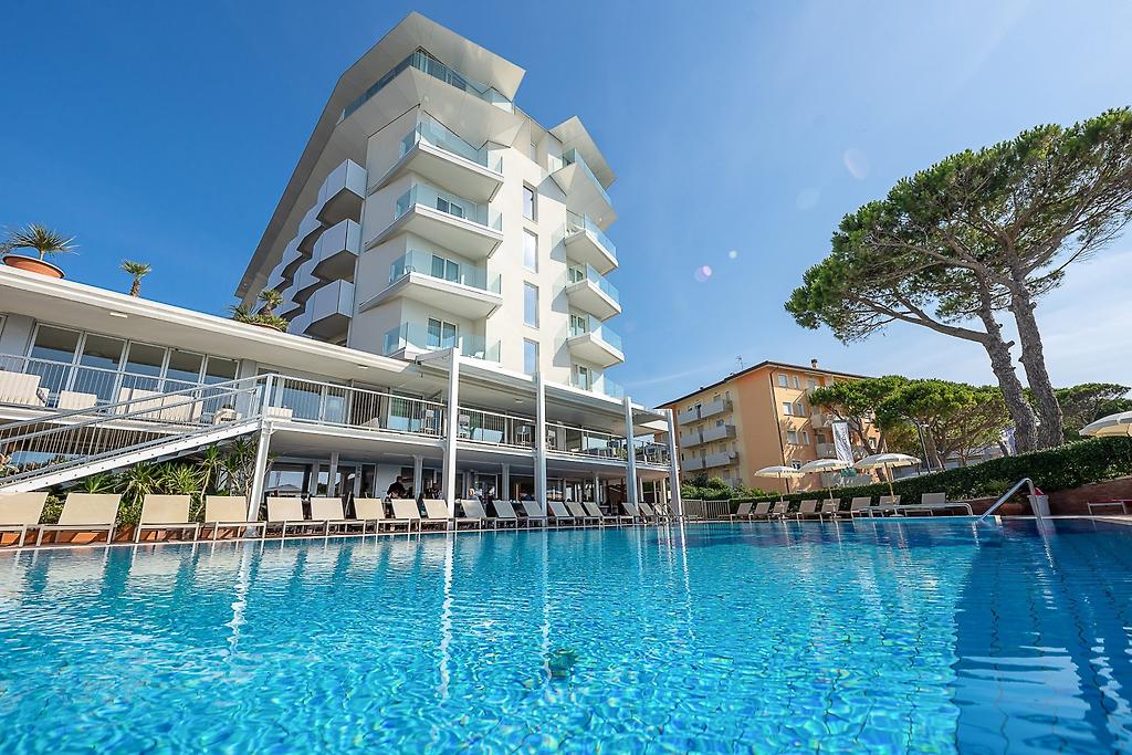 Garden Sea Hotel, Hotelseite mit Blick auf den Poolbereich in der Region Venedig