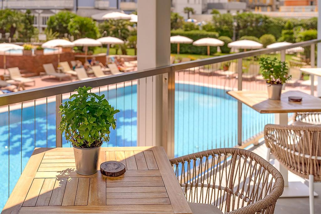 Garden Sea Hotel, Restaurantterrasse mit einladenden Tischen im Freien in der Region Venedig