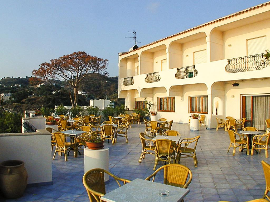 Hotel Giardino sul Mare, Gemütliche Hotelterrasse mit gepflegtem Mobiliar und Blick auf die umliegende Landschaft.