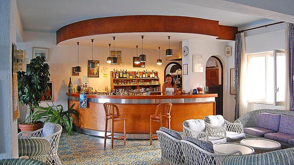 Hotel Giardino sul Mare, Stilvoll gestaltete Hotelbar mit Getränkeauswahl und Plätzen zum Entspannen.