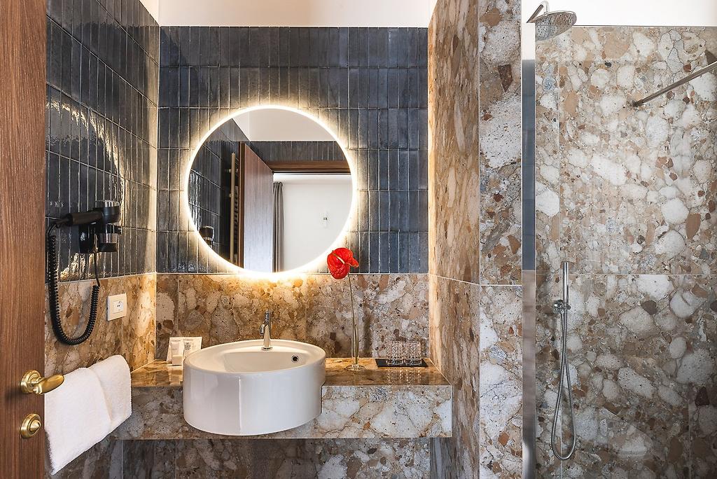 Casa d’Este, Badezimmer der Juniorsuite mit hochwertigen Armaturen in Bologna