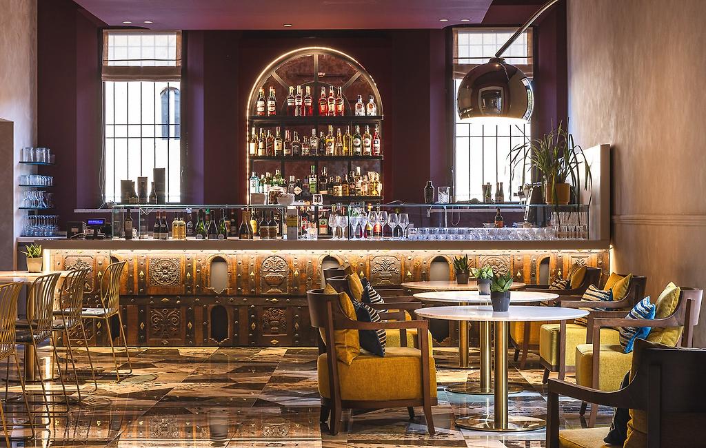 Casa d’Este, Hotelbar mit stilvollem Tresen und Sitzgelegenheiten in Bologna