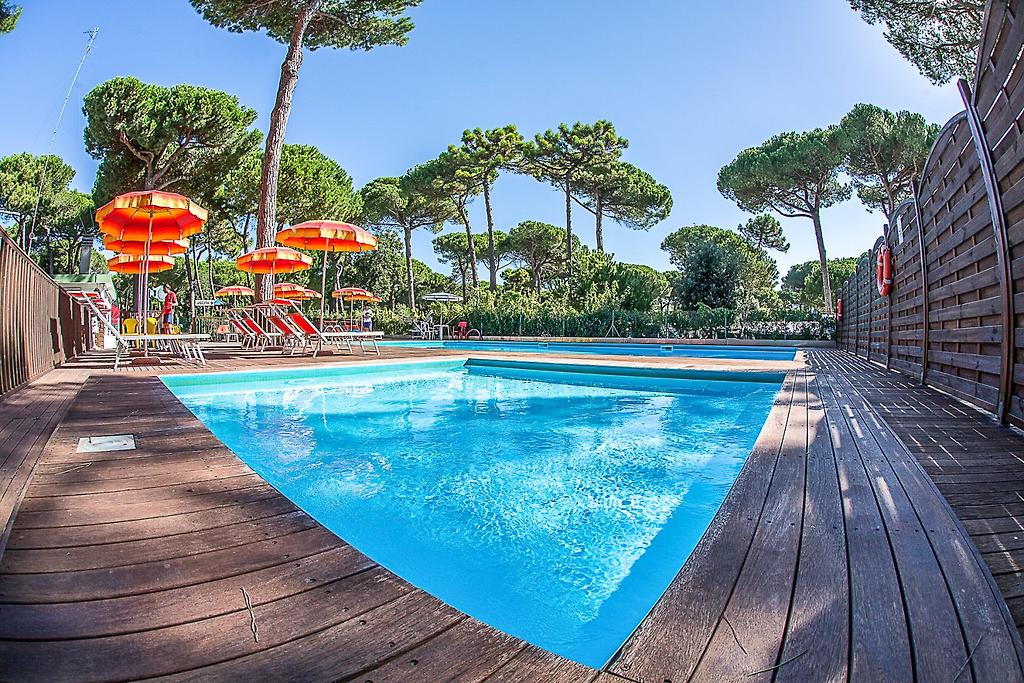 Rivaverde Easy Camping Village, Großer Swimmingpool der Anlage mit Liegestühlen und Sonnenschirmen am Beckenrand.