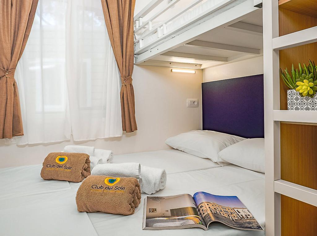 Rivaverde Easy Camping Village, Dreibettzimmer der Lodge Superior mit einem Doppelbett und einem Einzelbett.