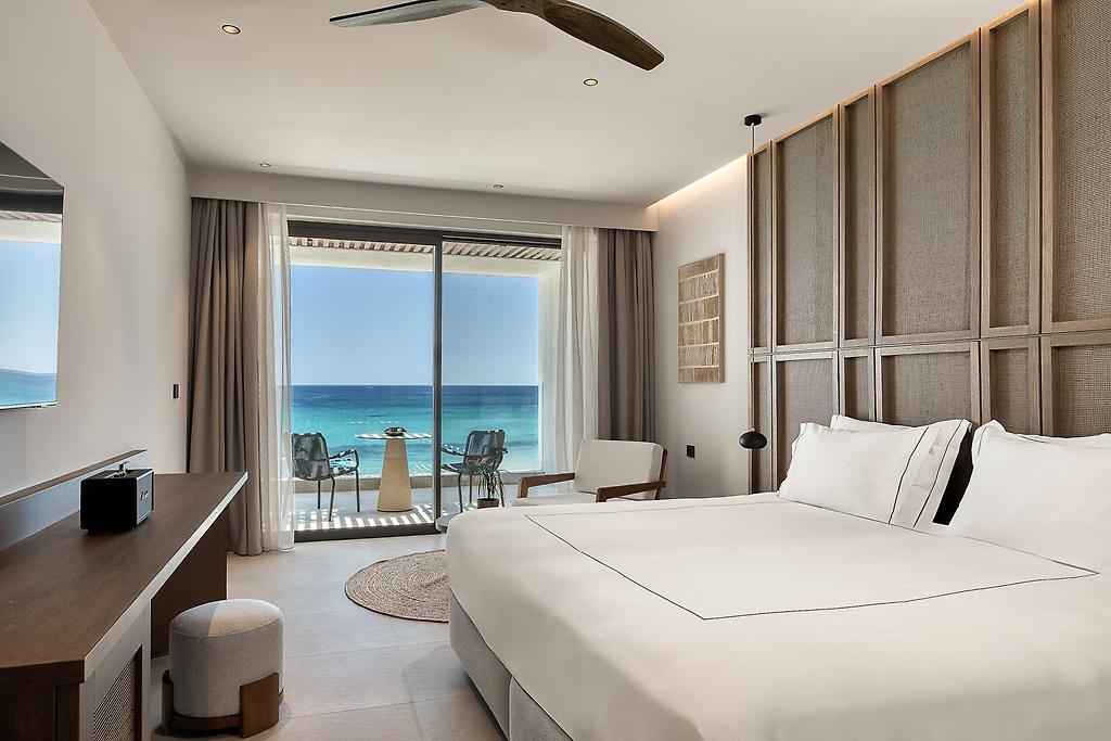 Mosay All Suite Hotel, Superior-Suite mit geschmackvoller Einrichtung, großem Bett und modernen Designakzenten.