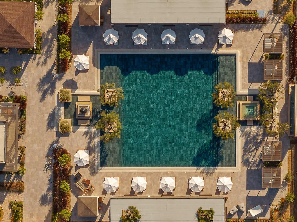The Ritual, Stimmungsvolle Aufnahme des Swimmingpools bei Dämmerung mit Unterwasserbeleuchtung.