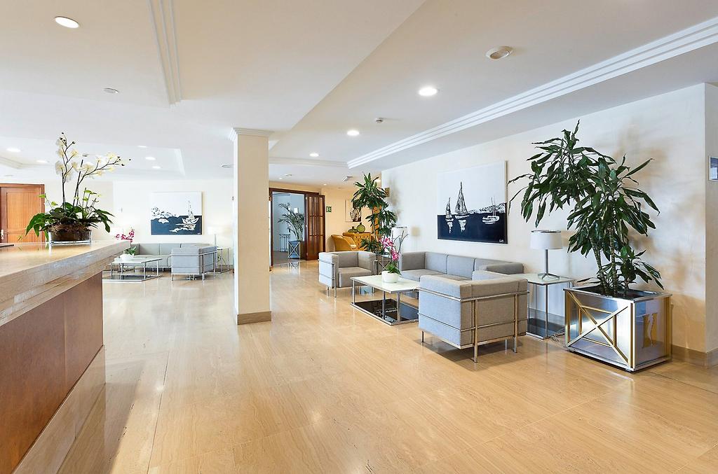 Hipotels Mercedes, Helle Lobby mit Sitzgruppen und stilvollen Designakzenten.