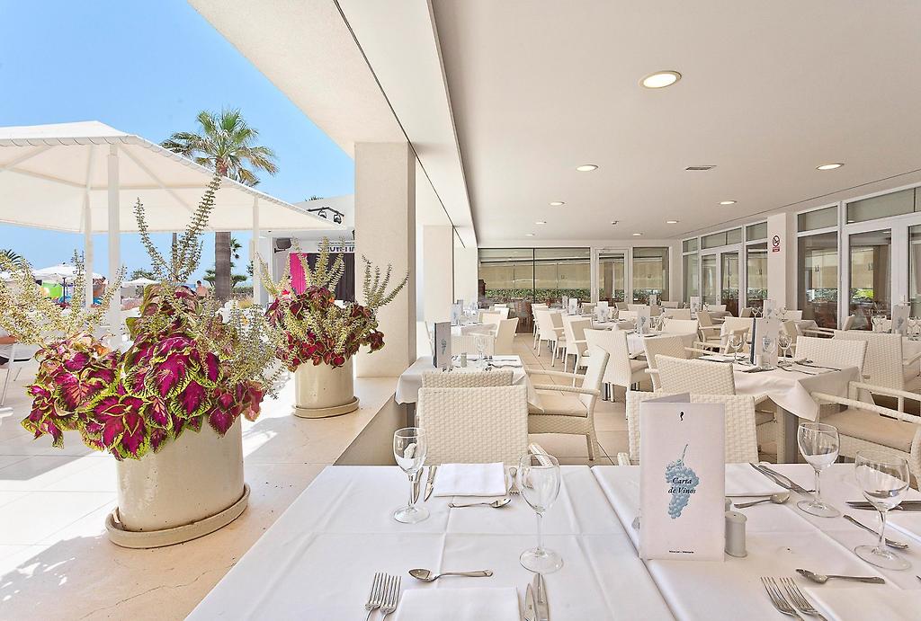 Hipotels Mercedes, Restaurantdetail mit dekorativer Beleuchtung und gedeckten Plätzen.