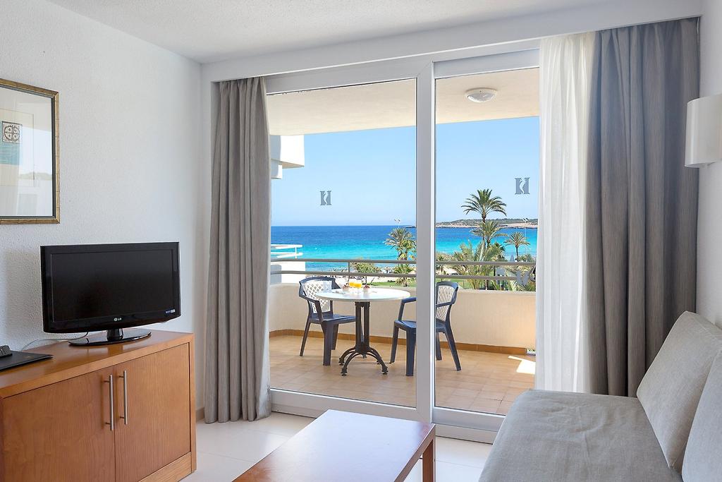 Hipotels Mercedes, Apartment: Schlafbereich mit Doppelbett und Stauraum.